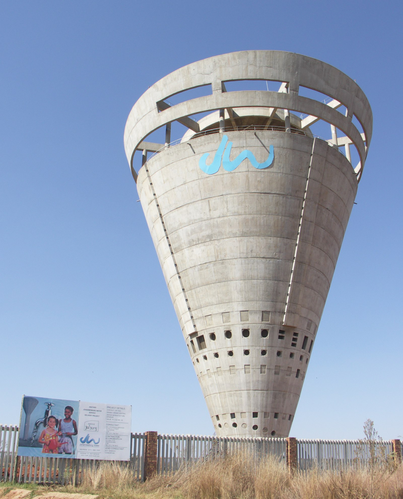 Illustration for article titled Bizarre Water Towers That Look Like Alien Spaceships